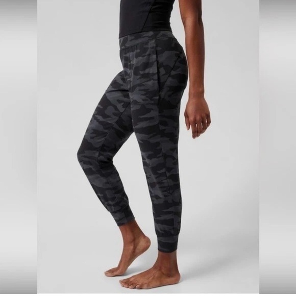 ATHLETA SALUTATION HIGH RISE JOGGER IN CAMO PRINT WOMEN’S SIZE XS - Picture 3 of 10